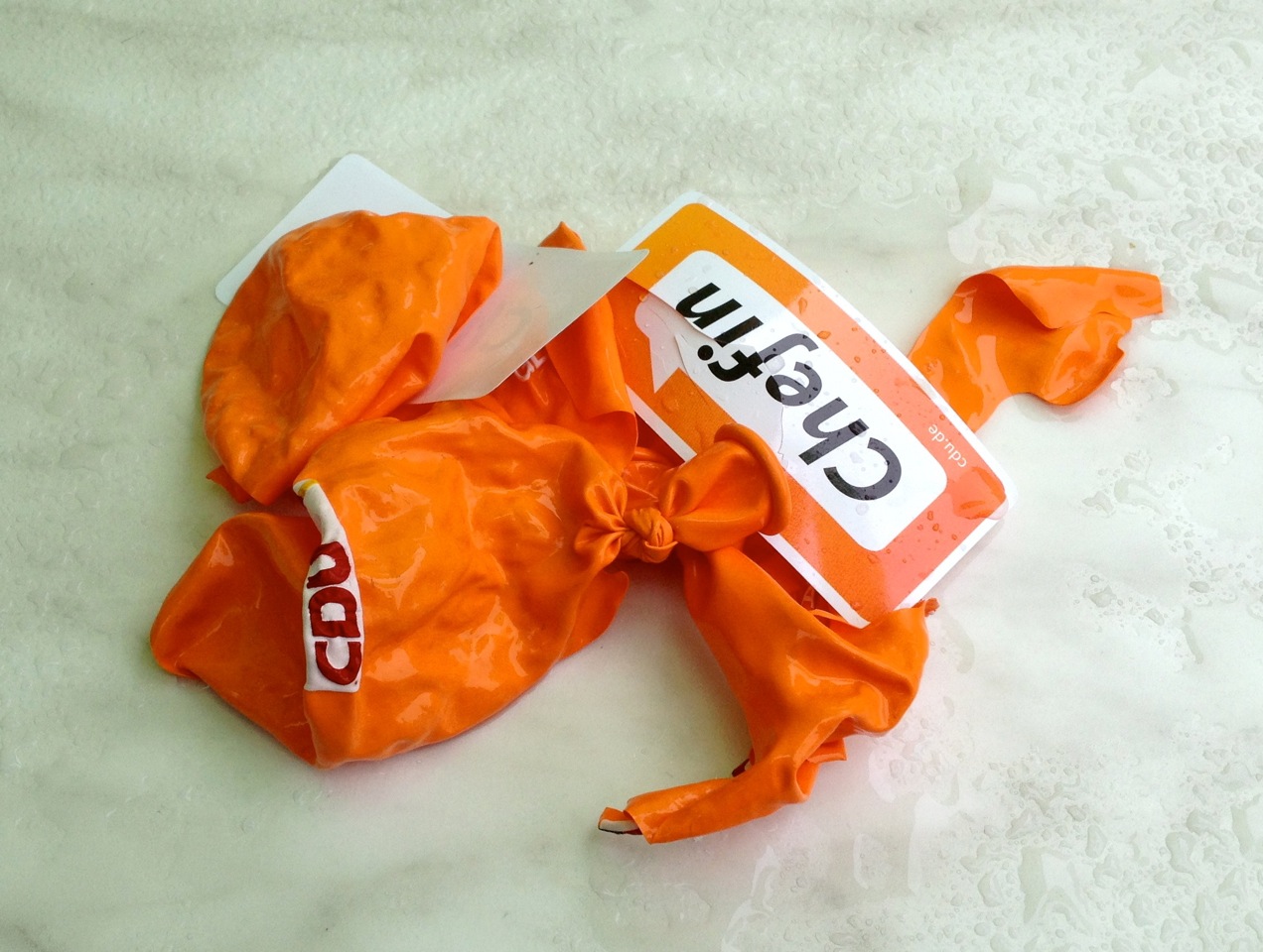 Kaputte orangene CDU-Luftballons